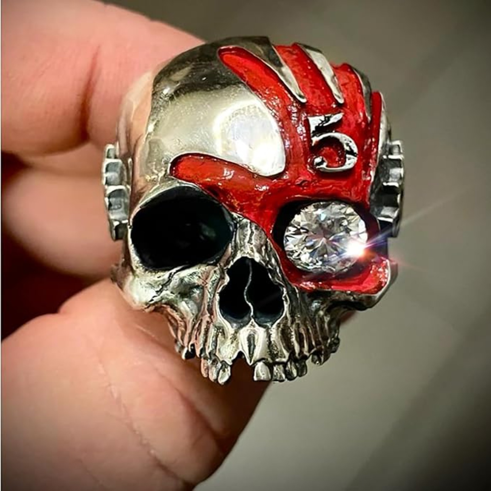 Кольцо с черепом и пятью пальц – обзор и цена Gothic Skull Ring